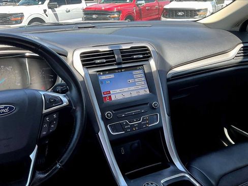 Used 2017 Ford Fusion SE w/ Equipment Group 201A FWD image 7