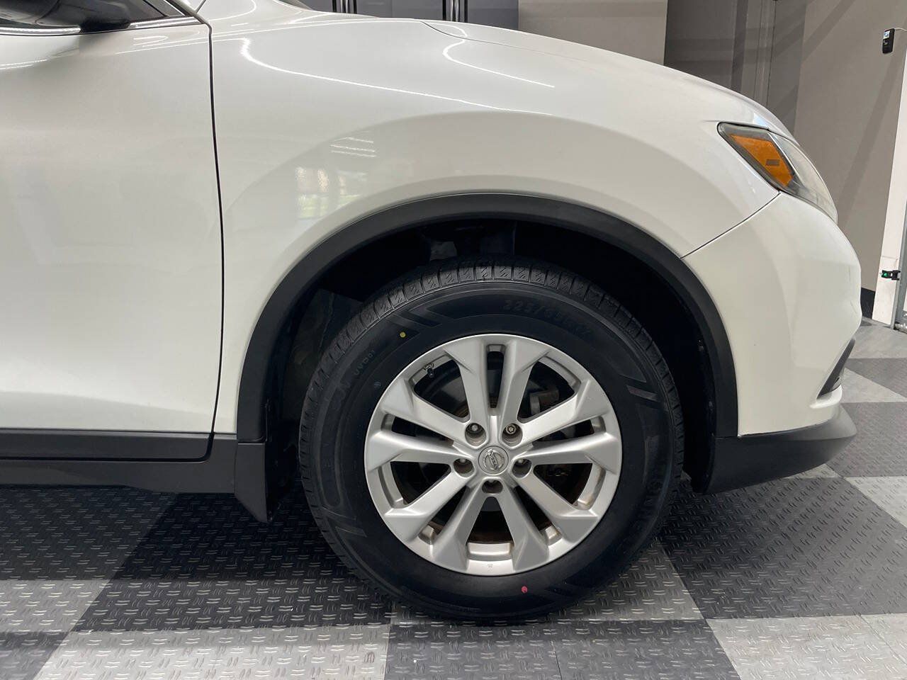 Used 2015 Nissan Rogue SV FWD image 6