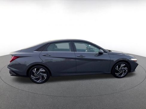Used 2025 Hyundai Elantra Limited image 16