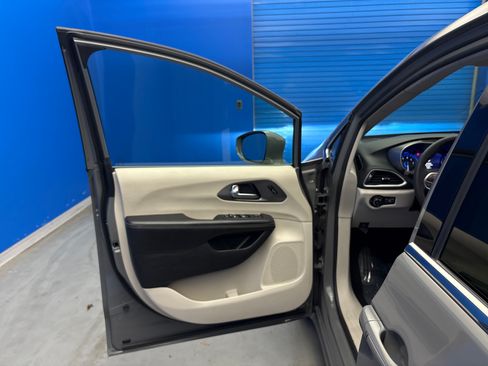 Used 2022 Chrysler Pacifica Touring-L FWD image 9