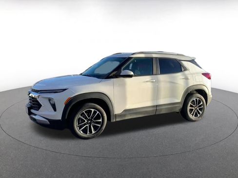 Used 2025 Chevrolet TrailBlazer LT w/ Driver Confidence Package image 8