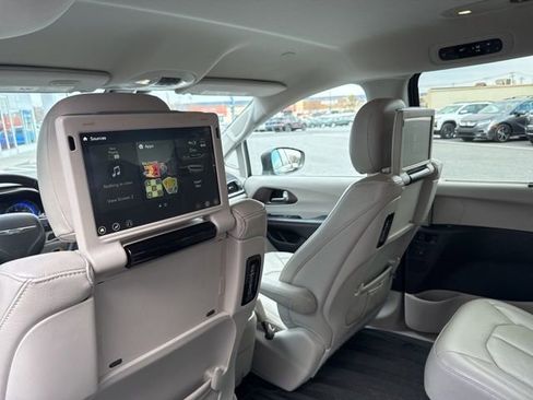 Used 2017 Chrysler Pacifica Touring-L Plus image 18