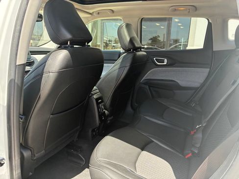 Used 2022 Jeep Compass Latitude w/ Sun and Sound Group AWD/4WD image 9
