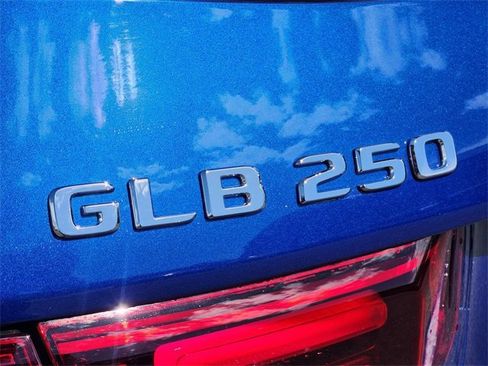 Used 2025 Mercedes-Benz GLB 250 4MATIC image 14