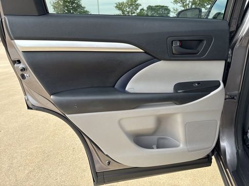 Used 2018 Toyota Highlander Plus AWD/4WD image 19