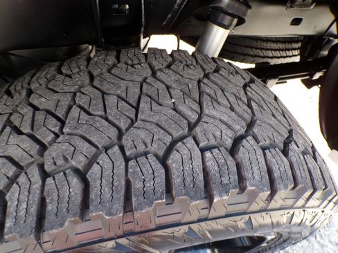 Used 2022 Toyota Tacoma Limited image 12