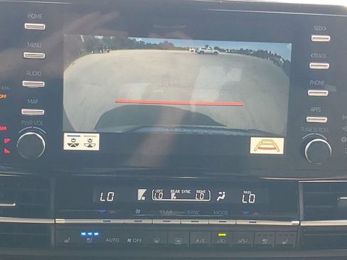 Used 2024 Toyota Sienna Limited image 31