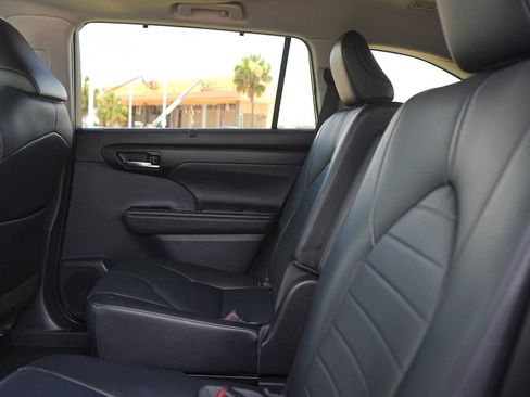 Used 2021 Toyota Highlander XLE AWD/4WD image 14