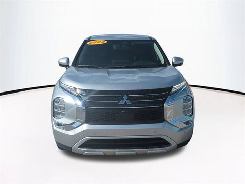 Used 2024 Mitsubishi Outlander SE Black Edition FWD image 3
