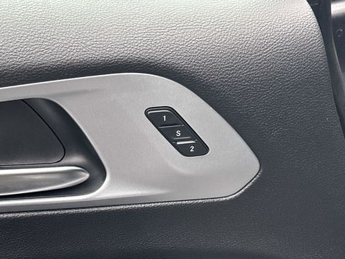 Used 2022 Chrysler Pacifica Touring-L w/ Uconnect Theater Family Group FWD image 16