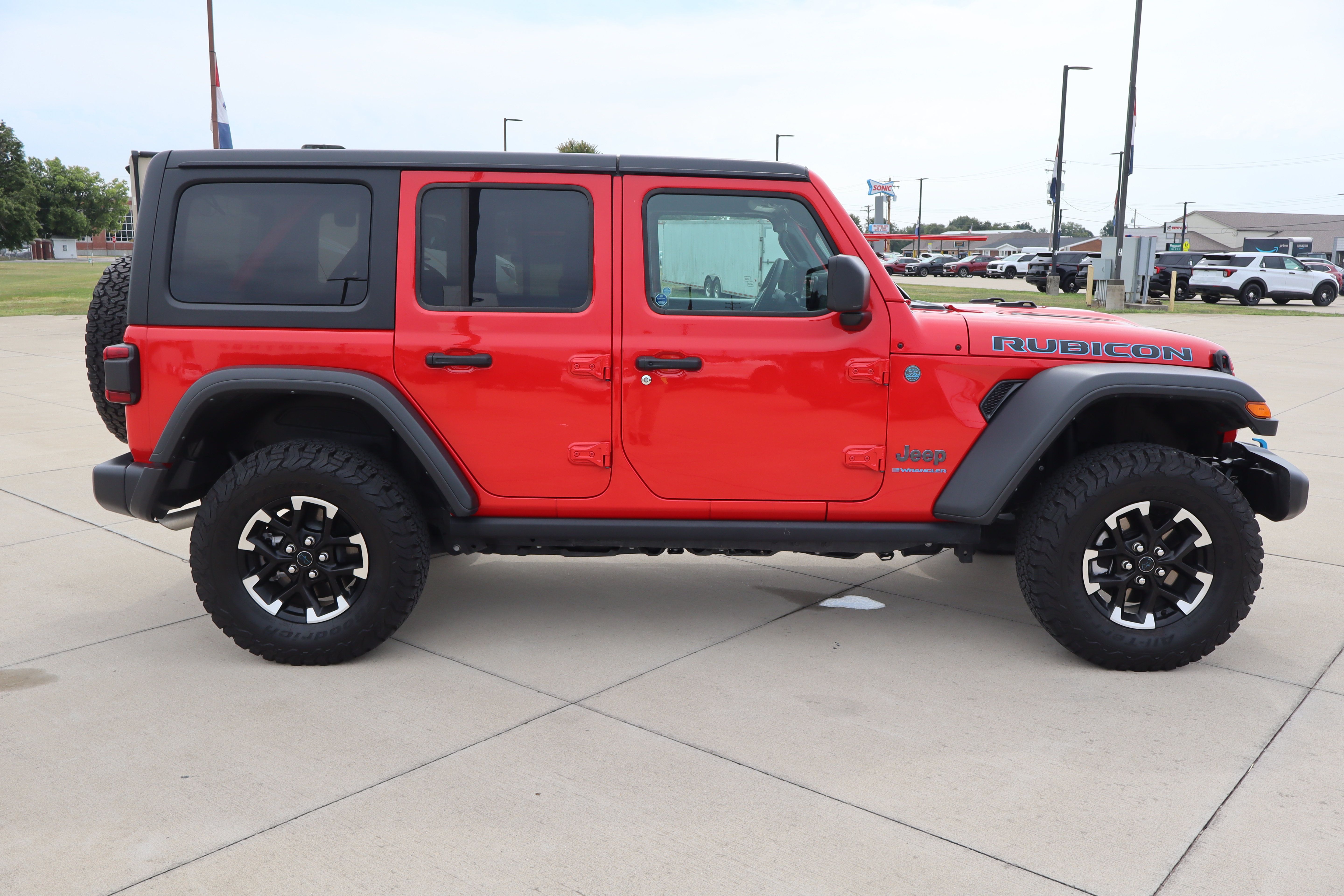Used 2025 Jeep Wrangler Unlimited Rubicon 4xe w/ Convenience Group AWD/4WD image 4