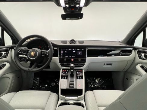 Certified 2025 Porsche Macan AWD/4WD image 6