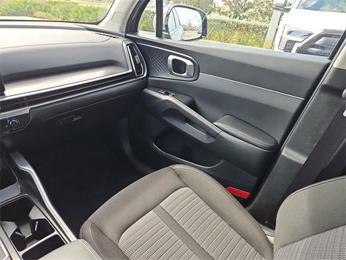 Certified 2025 Kia Sorento LX image 9