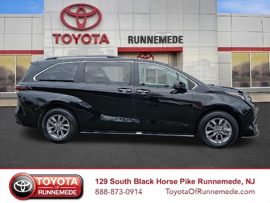 Certified 2025 Toyota Sienna XLE FWD image 7