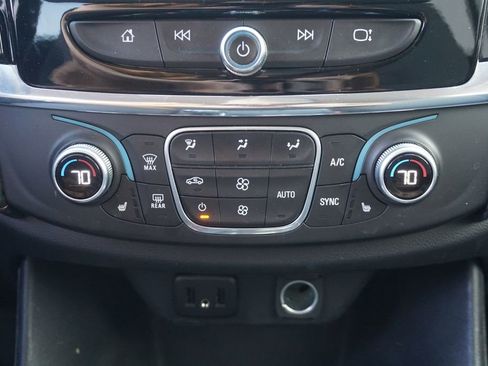 Used 2018 Chevrolet Traverse LT FWD image 12