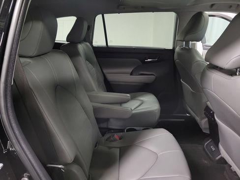 Used 2023 Toyota Highlander XLE AWD/4WD image 25