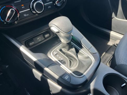 Used 2025 Kia Soul LX w/ LX Technology Package FWD image 38