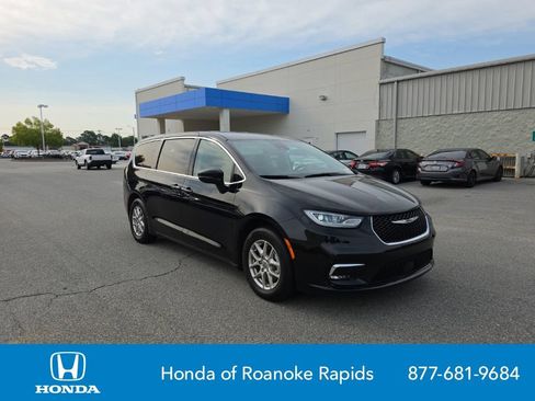 Used 2024 Chrysler Pacifica Touring-L FWD image 7