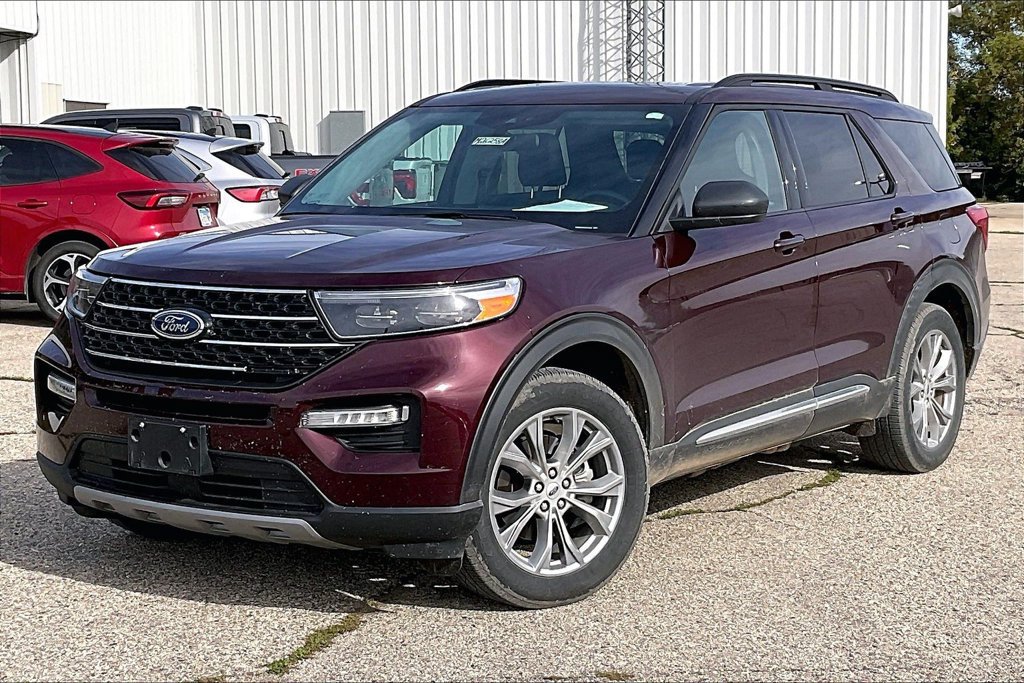 Certified 2022 Ford Explorer XLT w/ Equipment Group 202A AWD/4WD image 2