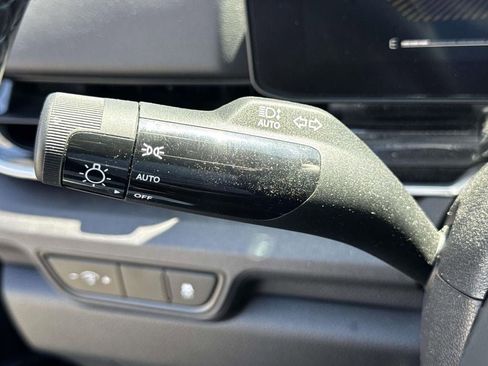 Used 2025 Kia Carnival EX FWD image 20