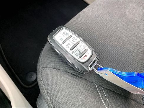 Used 2023 Chrysler Voyager LX image 26