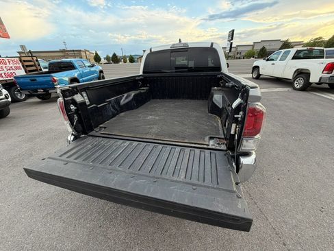 Used 2022 Toyota Tacoma TRD Off-Road AWD/4WD image 21