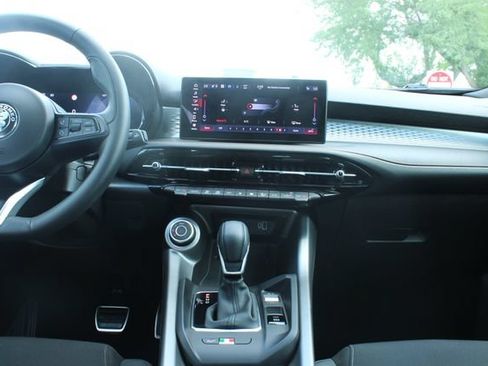 Used 2025 Alfa Romeo Tonale AWD/4WD image 17