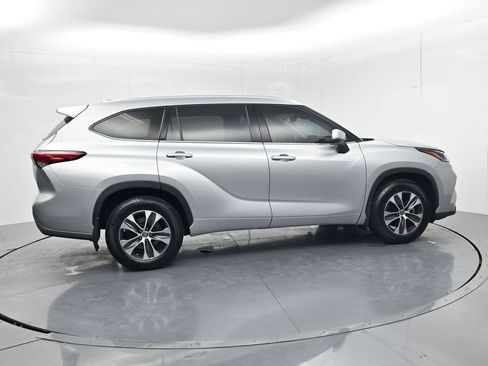 Used 2021 Toyota Highlander XLE image 8