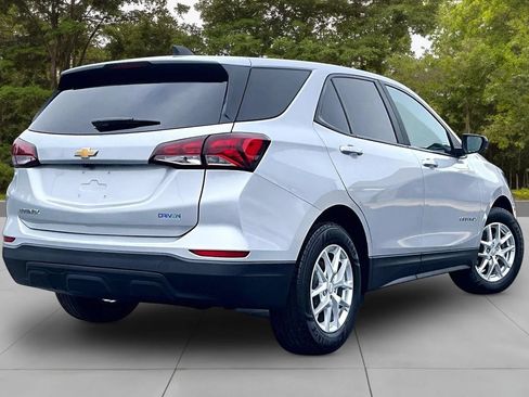 Used 2022 Chevrolet Equinox LS w/ LS Convenience Package FWD image 2