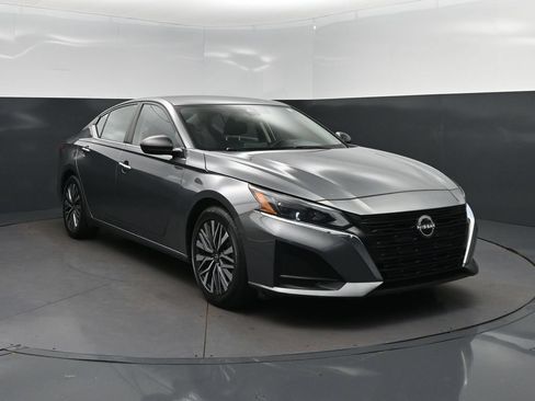 Used 2024 Nissan Altima 2.5 SV FWD image 9