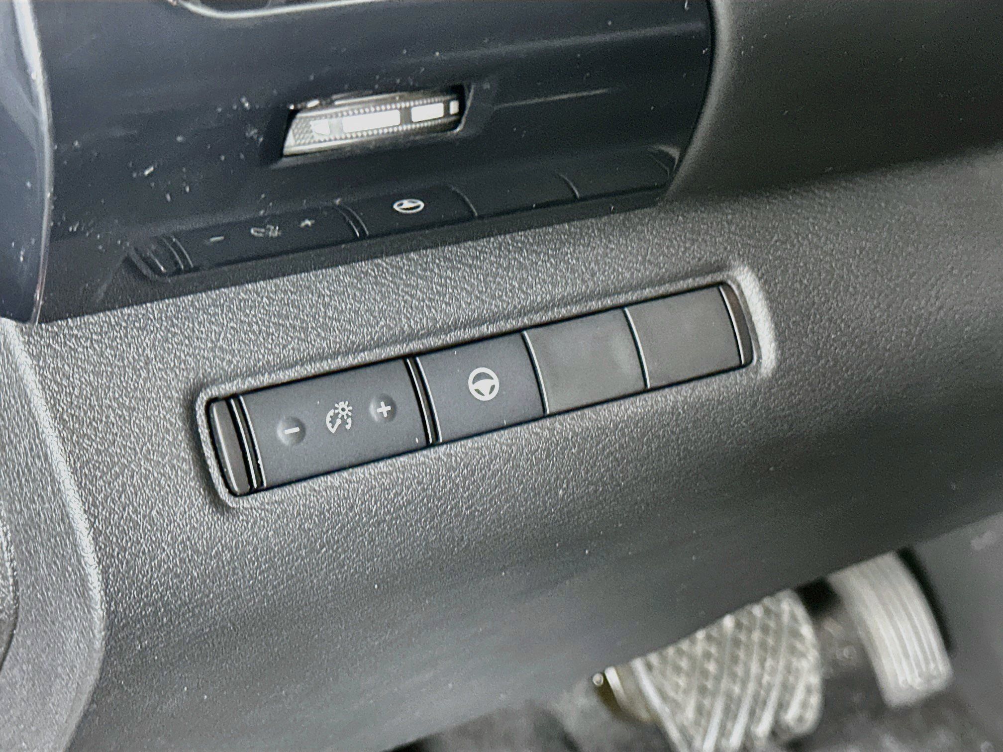 Used 2022 Nissan Pathfinder SV FWD image 17