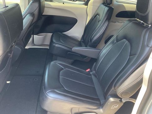 Used 2024 Chrysler Pacifica Touring-L FWD image 21