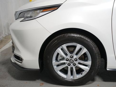 Used 2025 Toyota Sienna Limited image 5