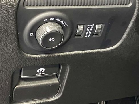 Used 2025 Jeep Wagoneer L Series II w/ 8-pass Seating Package image 19