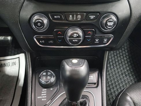 Used 2019 Jeep Cherokee Trailhawk AWD/4WD image 22