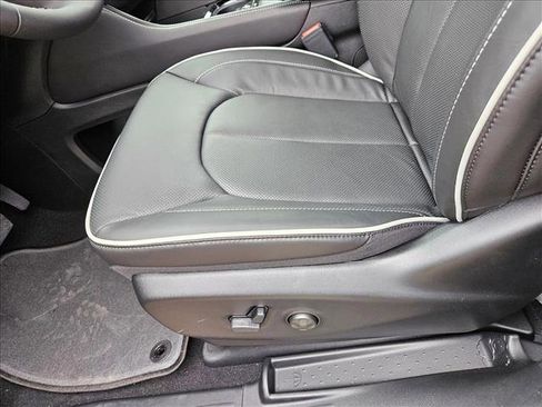 New 2026 Chrysler Pacifica Limited w/ S Appearance Package image 4