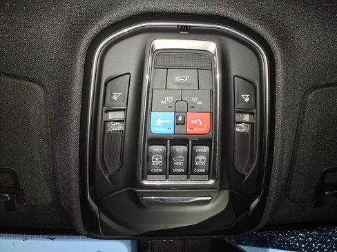 Used 2025 Jeep Grand Cherokee Limited w/ Black Appearance Package image 25