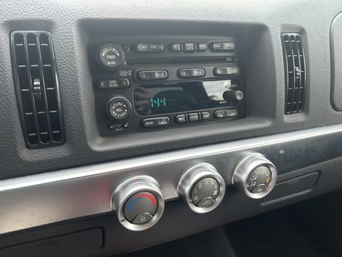 Used 2003 Chevrolet SSR w/ Preferred Equipment Group image 15