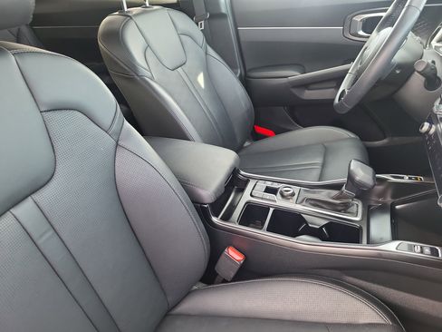 Used 2025 Kia Sorento EX w/ Panoramic Sunroof Package image 13
