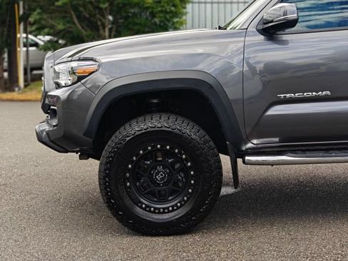 Used 2021 Toyota Tacoma TRD Off-Road w/ Technology Package AWD/4WD image 16