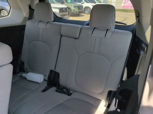 Used 2023 Honda Pilot LX image 13
