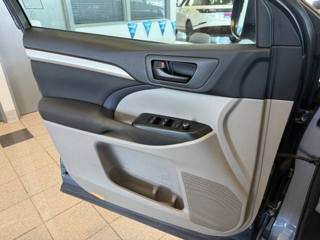 Used 2017 Toyota Highlander LE w/ Carpet Mat Package FWD image 21