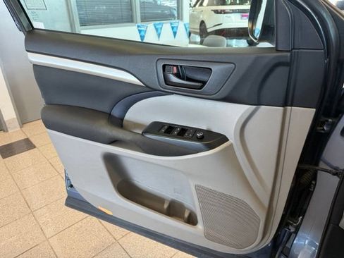Used 2017 Toyota Highlander LE w/ Carpet Mat Package FWD image 21