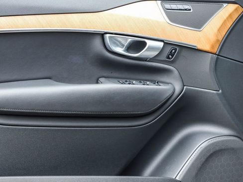 Used 2024 Volvo XC90 B6 Plus image 19