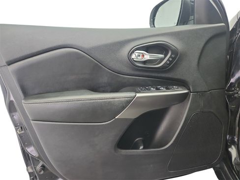 Used 2020 Jeep Cherokee Limited image 19