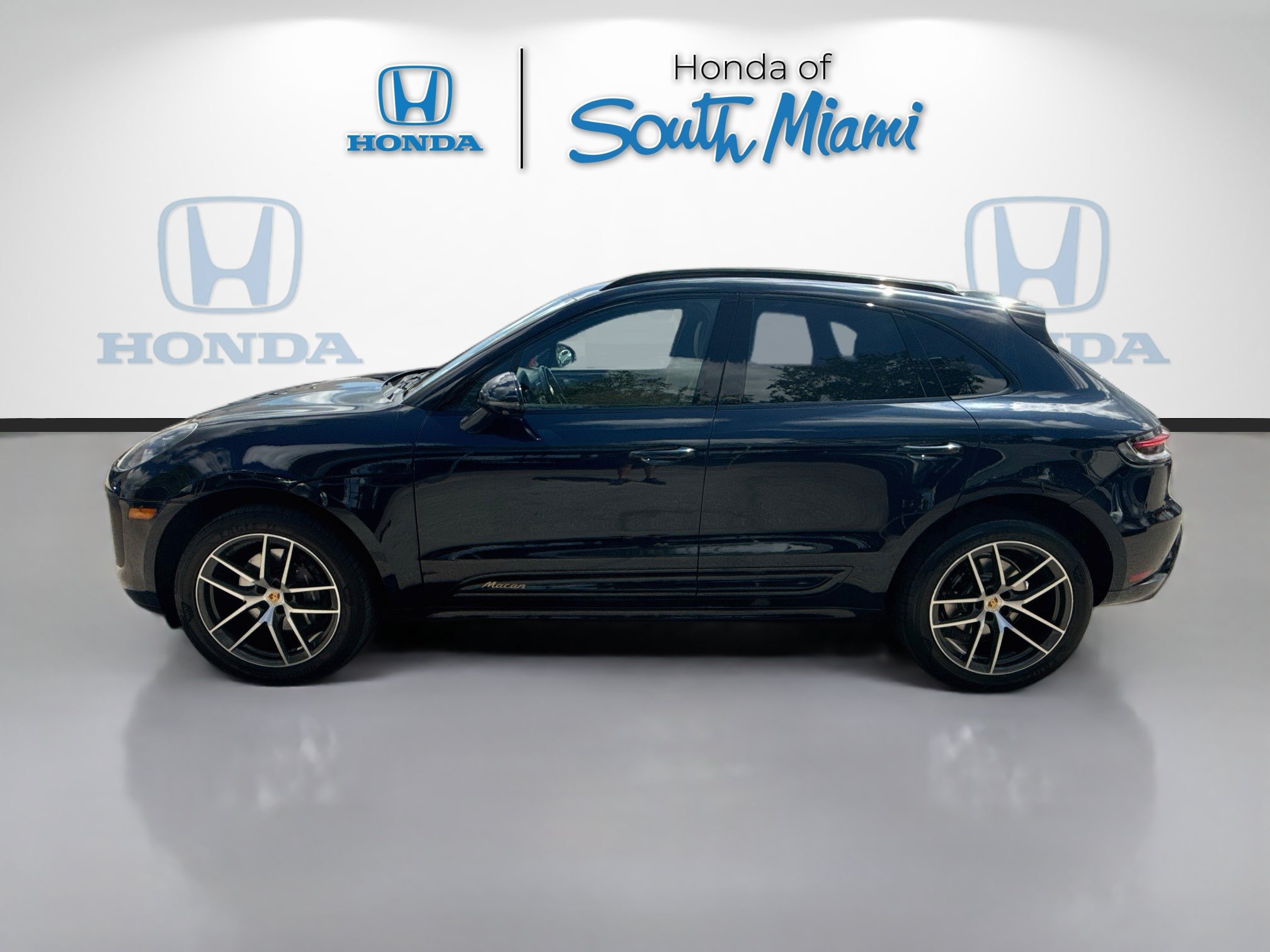 Used 2023 Porsche Macan Turbo AWD/4WD image 4
