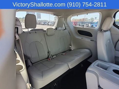 Certified 2018 Chrysler Pacifica Touring-L Plus image 37
