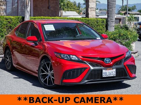 Used 2022 Toyota Camry SE image 2