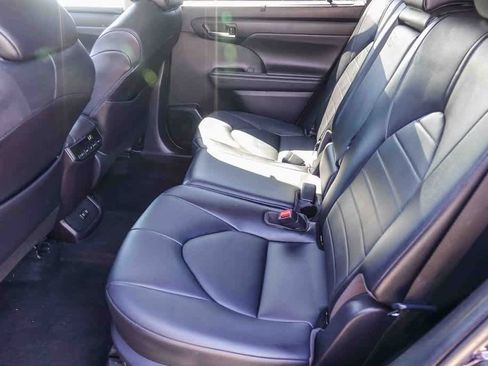 Used 2021 Toyota Highlander XLE image 16