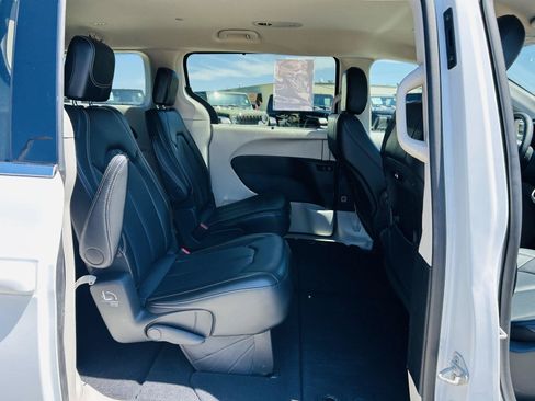 Used 2024 Chrysler Pacifica Touring-L FWD image 30